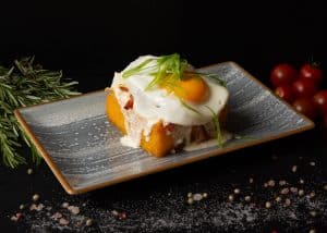Bulz moldovenesc cu ou și bacon / Moldovan Bulz with Egg and Bacon