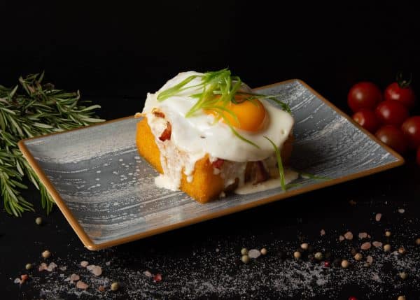 Bulz moldovenesc cu ou și bacon / Moldovan Bulz with Egg and Bacon