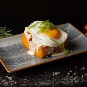 Bulz moldovenesc cu ou și bacon / Moldovan Bulz with Egg and Bacon