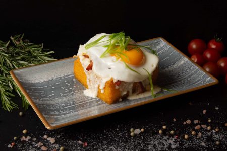 Bulz moldovenesc cu ou și bacon / Moldovan Bulz with Egg and Bacon