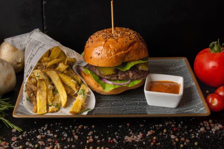 Burgeru` Lu` Iancu cu cartofi prajiti / Iancu's Burger with French fries