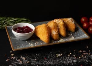 Cașcaval pane cu dulceață de merișoare / Fried Cheese with Cranberry Jam