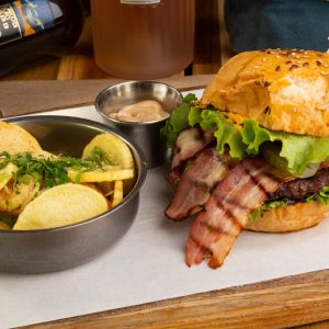 Burgeru` Lu` Iancu cu cartofi prajiti / Iancu's Burger with French fries