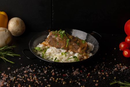 Vită rustică la foc de lemn cu sos brun / Rustic wood-fired beef with brown sauce