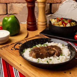 Vită rustică la foc de lemn cu sos brun / Rustic wood-fired beef with brown sauce