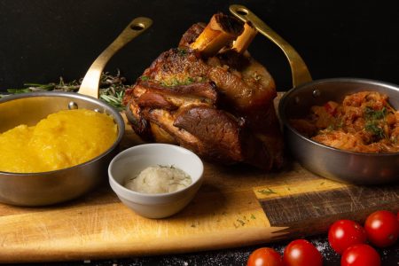 Ciolan de porc cu şorici crocant / Pork knuckle with crispy crackling