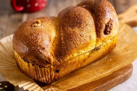 Cozonac traditional cu nuca, cacao si stafide